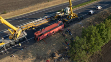 Buszbaleset az M3-ason: Halálos tömegszerencsétlenség gondatlan okozása miatt indult eljárás a sofőr ellen - illusztráció