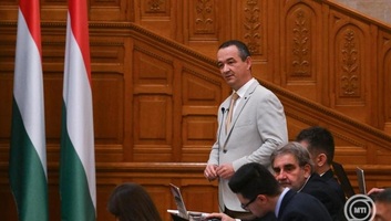 Elfogadta a magyar parlament az új gyermekvédelmi törvényt - illusztráció