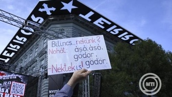 Ellenzéki tüntetés a Terror Háza Múzeumnál - illusztráció
