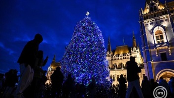 Felkapcsolták a fényfüzért az Ország Karácsonyfáján a Kossuth téren - illusztráció