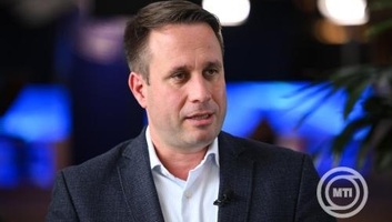 Fidesz-KDNP EP-képviselőcsoport: Magyar Péter lemondott kétmilliárd euróról - illusztráció