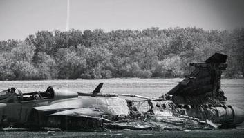 Gripen-baleset: A honvédelmi miniszter szerint a pilótának és a tűzoltóknak köszönhető a nagyobb károk elkerülése - illusztráció