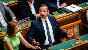 Kizárta a parlamenti e heti üléséről Toroczkai Lászlót a házelnök - illusztráció