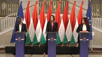 Kórházi fertőzések, MÁV-vizsgálat és oktatási reformok: Sajtótájékoztatón számoltak be a kormányülés döntéseiről a szóvivők (Frissítve) - illusztráció