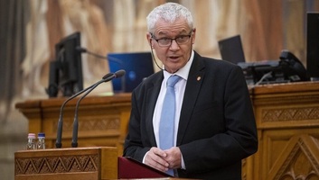Lejárt négy alkotmánybíró, köztük Polt Péter elnök megbízatása - illusztráció