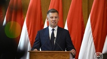 Magyar Péter: A kormány december végéig meghosszabbítja a tömeges bevándorlás okozta válsághelyzetet - illusztráció