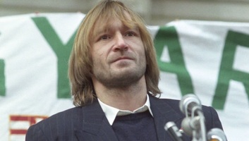 Magyar Péter: Cserhalmi György kapja meg a Magyar Érdemrend nagykeresztjét - illusztráció