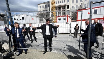 Magyar Péter: Hétvégente látogatható lesz a Karmelita kolostor, és ezen a hétvégén a korábbi Miniszterelnöki Kabinetiroda épülete is - illusztráció