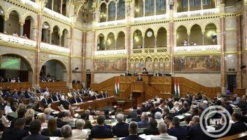 Magyar Péter: Januártól 120 ezer forint lesz a legalacsonyabb öregségi nyugdíj - illusztráció