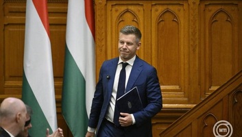 Magyar Péter az Országgyűlésben: Közös jelszavunk az önmérséklet - illusztráció