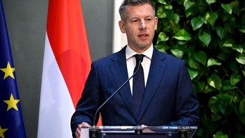 Magyar Péter büszke a Tisza-kormány első 50 napjára - illusztráció