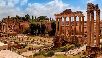 Magyar nemzeti színbe öltözik a Forum Romanum egy része a forradalom 70. évfordulója alkalmából - illusztráció