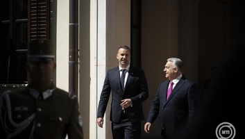 Orbán Viktor munkalátogatáson fogadta a montenegrói miniszterelnököt - illusztráció