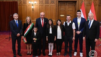 Semjén Zsolt: Nincs "A" és nincs "B" kategóriájú magyar állampolgár, egy magyar nemzet, egy állampolgárság van - illusztráció