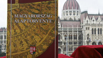 Társadalmi egyeztetésre bocsátotta a kormány az alaptörvény módosítását - illusztráció