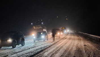 Több helyen is fennakadást okoz a havazás a Bakonyban - illusztráció