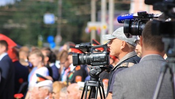 Elítélte a támadásokat a minisztérium – újságírók tiltakoztak Belgrádban - illusztráció