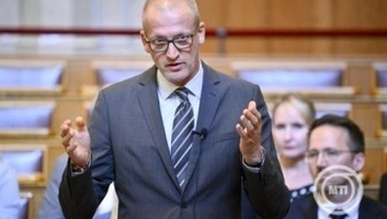 Tarr Zoltán: Folyik a vizsgálat és átvilágítás a közmédiánál - illusztráció