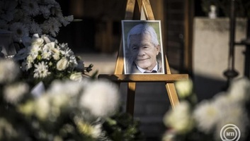 Örök nyugalomra helyezték Mezey Györgyöt - illusztráció