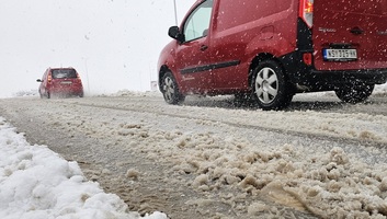 A hó és a csúszós út miatt az útviszonyoknak megfelelő sebességet javasol a közlekedési rendőrség - illusztráció