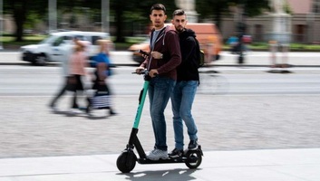 A közlekedési rendőrség fokozottan ellenőrzi a kerékpárosokat, motorosokat, de az elektromos rollereseket is - illusztráció
