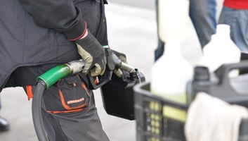 A szerb kormány újabb öt hónapra befagyasztja az üzemanyagárakat - illusztráció