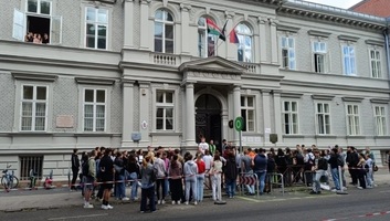 A szerb oktatási miniszter látogatása ellen tiltakoztak a budapesti szerb gimnázium tanulói - illusztráció