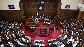 A szerb parlament elfogadta a gondozó szülőkről szóló törvényt - illusztráció