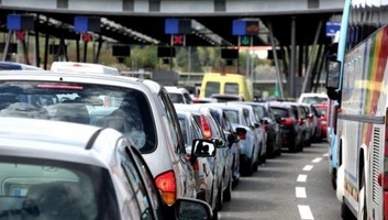 AMSS: A közelgő ünnepek miatt a következő napokban nagyobb torlódások várhatók a határokon - illusztráció