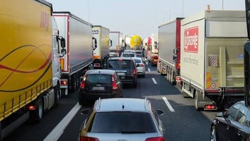 Az idény vége felé is erős a forgalom az ország közútjain - illusztráció