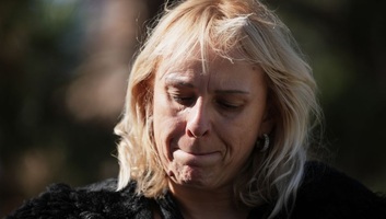 Dijana Hrka továbbra is éhségsztrájkol, középiskolások érkeztek a támogatására - illusztráció