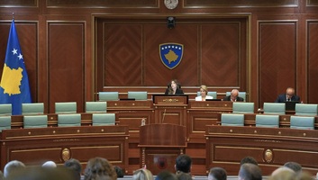 Félbeszakadt a pristinai parlament ülése, vita alakult ki a szerb alelnök megválasztása körül - illusztráció