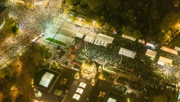 Feszült este Belgrádban: Tízezrek az SNS-gyűlésen, miközben Dijana Hrka folytatja éhségsztrájkját - illusztráció