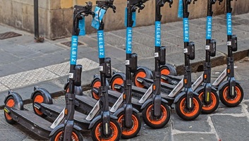 Figyelmeztetés a szülőknek: Az elektromos roller nem játék - illusztráció