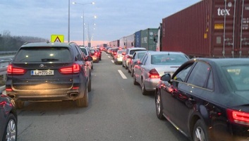 Hosszú sorok alakultak ki több szerbiai határátkelőn - illusztráció