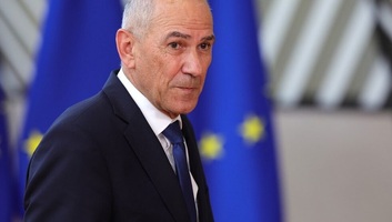 Janša a volt jugoszláv iratok átadásához kötné Szerbia uniós előrelépését - illusztráció