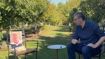 Kő, fénykép, pengeváltás: Vučić üzent Srdanovićnak - illusztráció