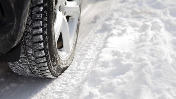 Mától kötelező a téli gumi, ha havas vagy jeges az út - illusztráció