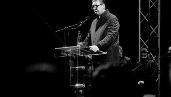 Megemlékezés a NATO-bombázás évfordulóján: meggyújtották az Örök lángot Belgrádban - illusztráció