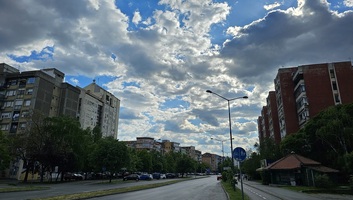 Napos és felhős időszakok váltakoznak, este záporok, zivatarok is lehetnek - illusztráció