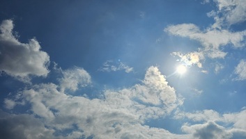 Napos, meleg idő várható, akár 22 fok is lehet - illusztráció