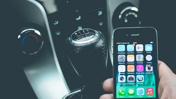 ROADPOL: A rendőrség 5.000 sofőrt és gyalogost büntetett meg a mobiltelefon szabálytalan használata miatt - illusztráció