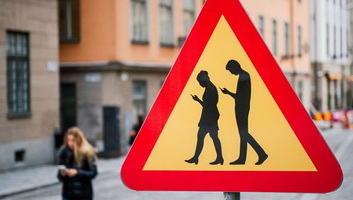 ROADPOL akció: A mobiltelefon-használatot ellenőrzik – az autósok és a gyalogosok is célkeresztben - illusztráció