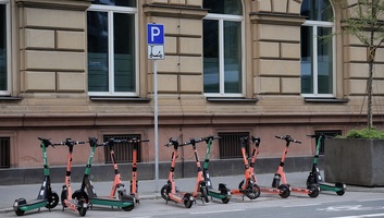 Súlyos bírság járhat az elektromos rollerek szabálytalan használatáért - illusztráció