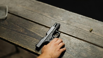 Szigorúbb büntetések az erőszaktevőknek, fegyverhasználati tilalom a kiskorúaknak - illusztráció
