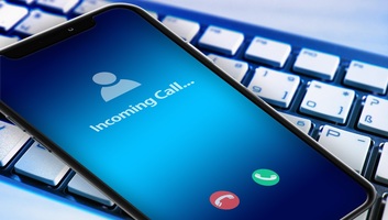 Telefonos csalásokra figyelmeztet a belügyminisztérium - illusztráció