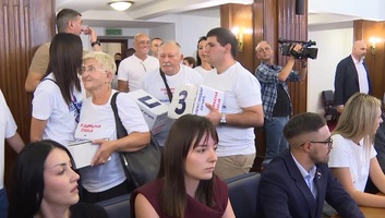 Több mint 224 ezer aláírással adta át választási listáját az SNS - illusztráció