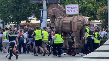 Tömegek gyűltek össze a belgrádi Slaviján az egyetemisták tüntetésén - illusztráció