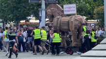 Tömegek gyűltek össze a belgrádi Slaviján az egyetemisták tüntetésén - illusztráció