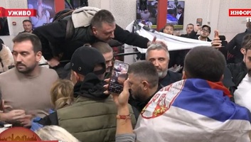 Tüntetők törtek be az Informer televízió épületébe, a rendőrökkel is összecsaptak - illusztráció
